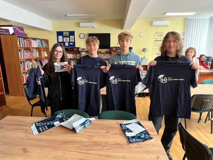 Polish students receiveing their Welcome Kits