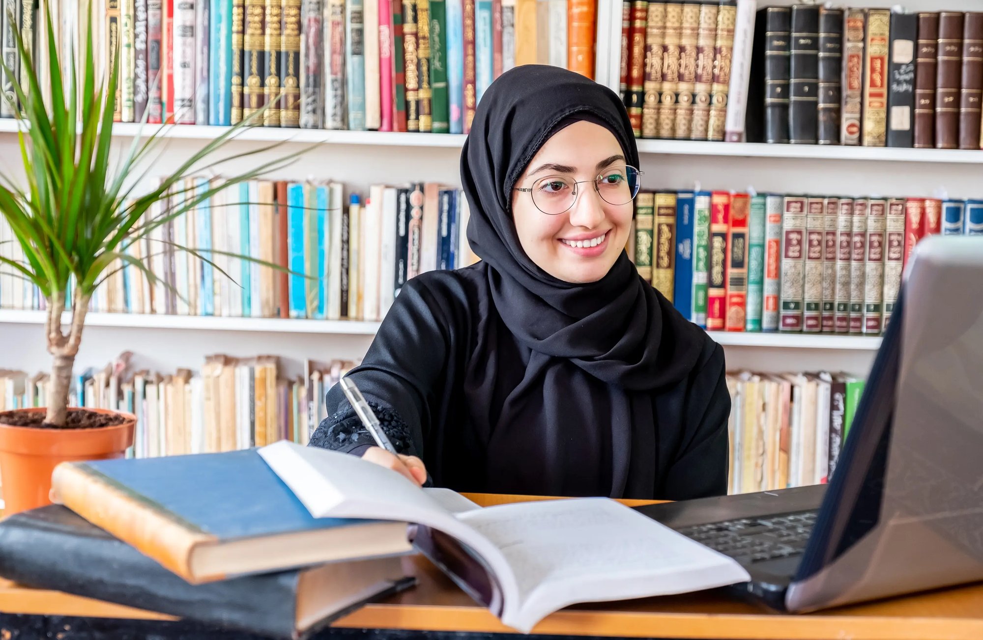 img-SHU_1715690683-young-woman-books-computer