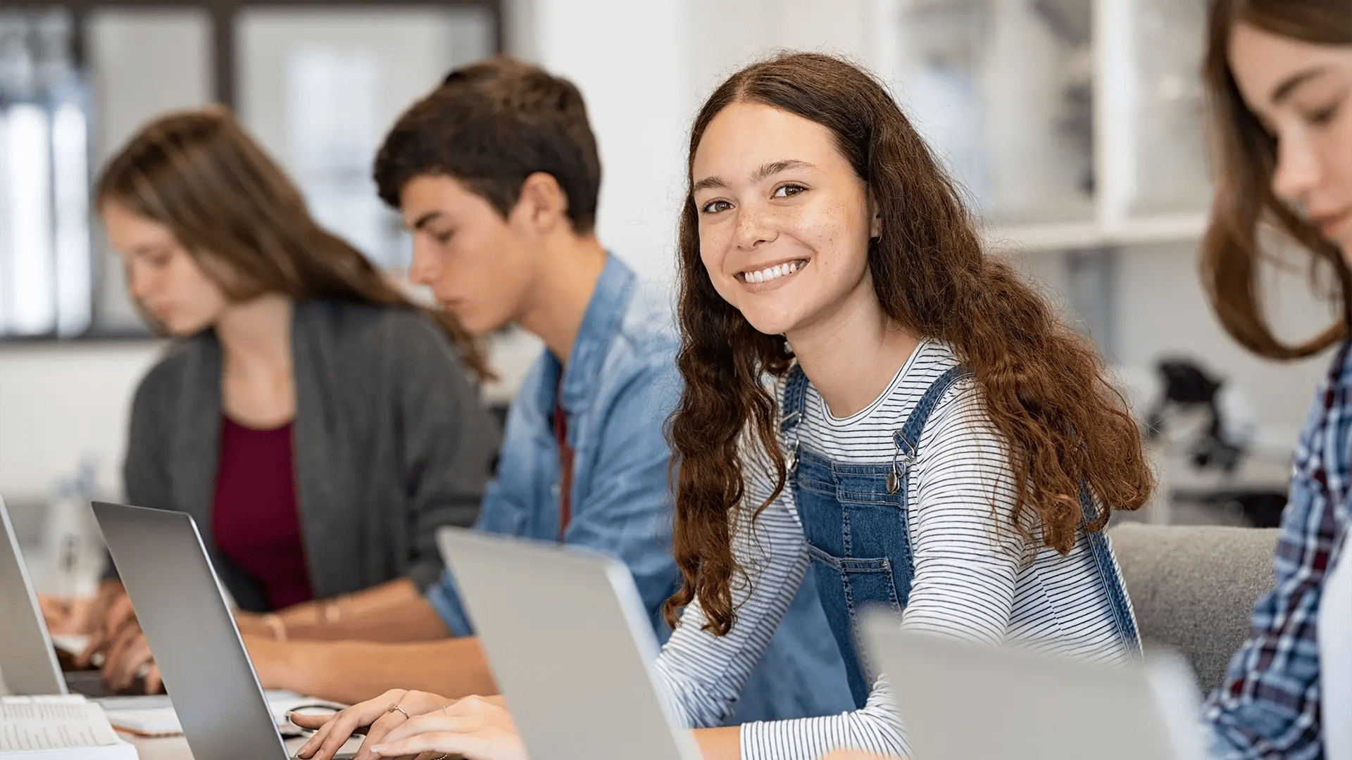 img-SHU_1937135203-teen-computer-group