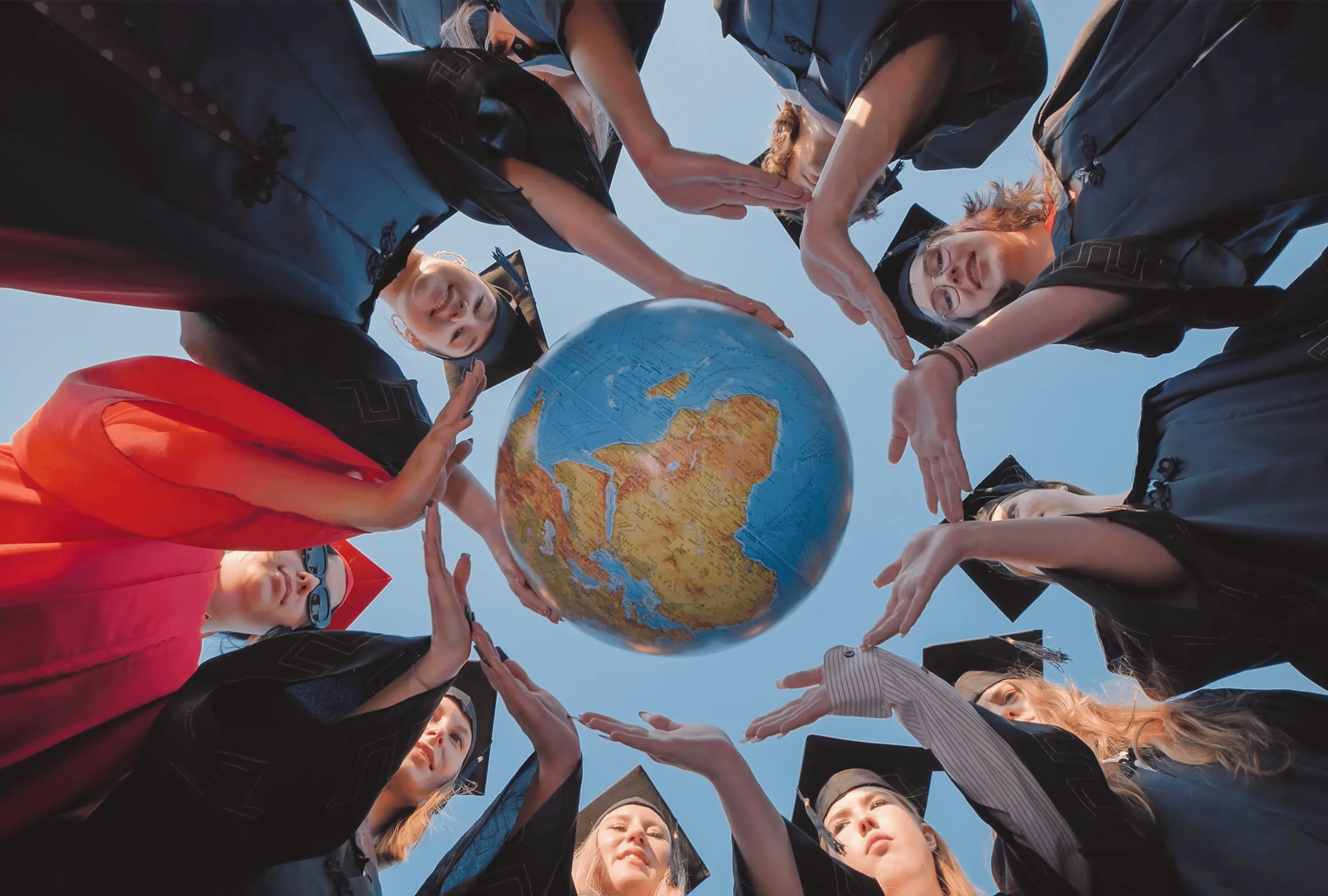img-SHU_2554059511-grads-around-globe